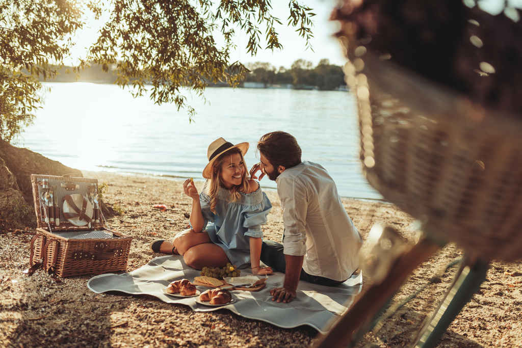 picnic_eating_outdoors_food_safety_illness